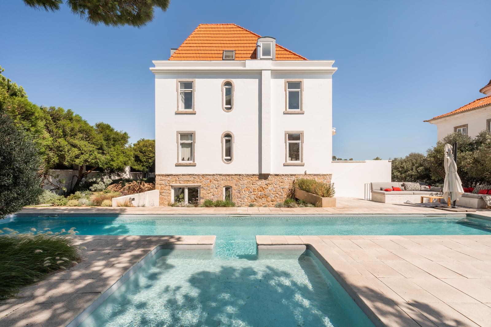 Detached 11-Bedroom Villa with Pool in Estoril