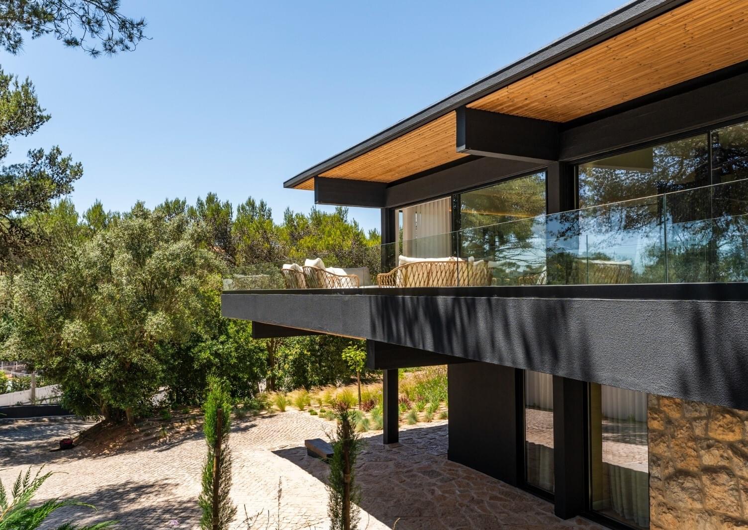 4 bedroom villa, fully renovated, in Cascais, with pool