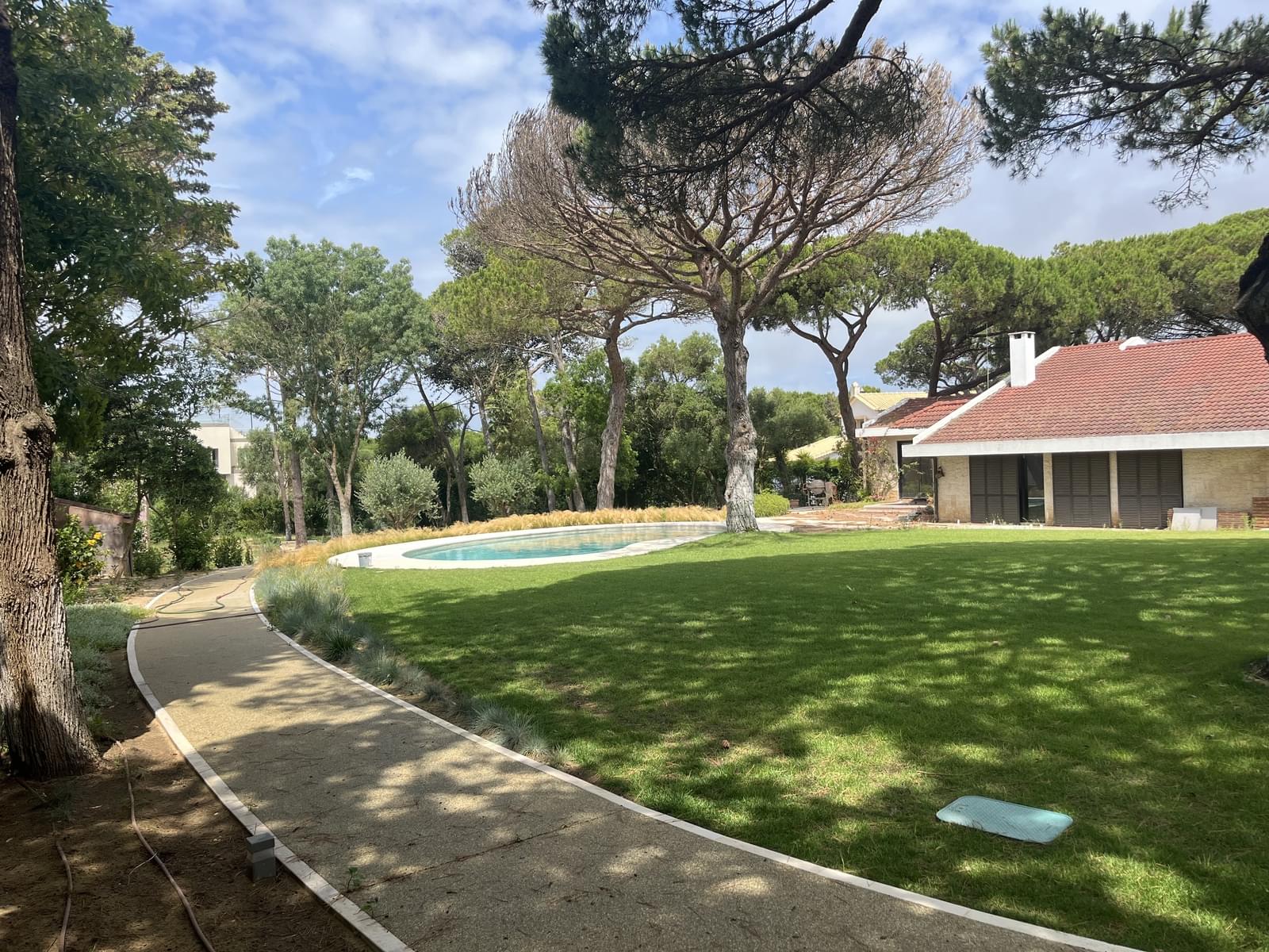 Villa with Approved Project on in Quinta da Marinha