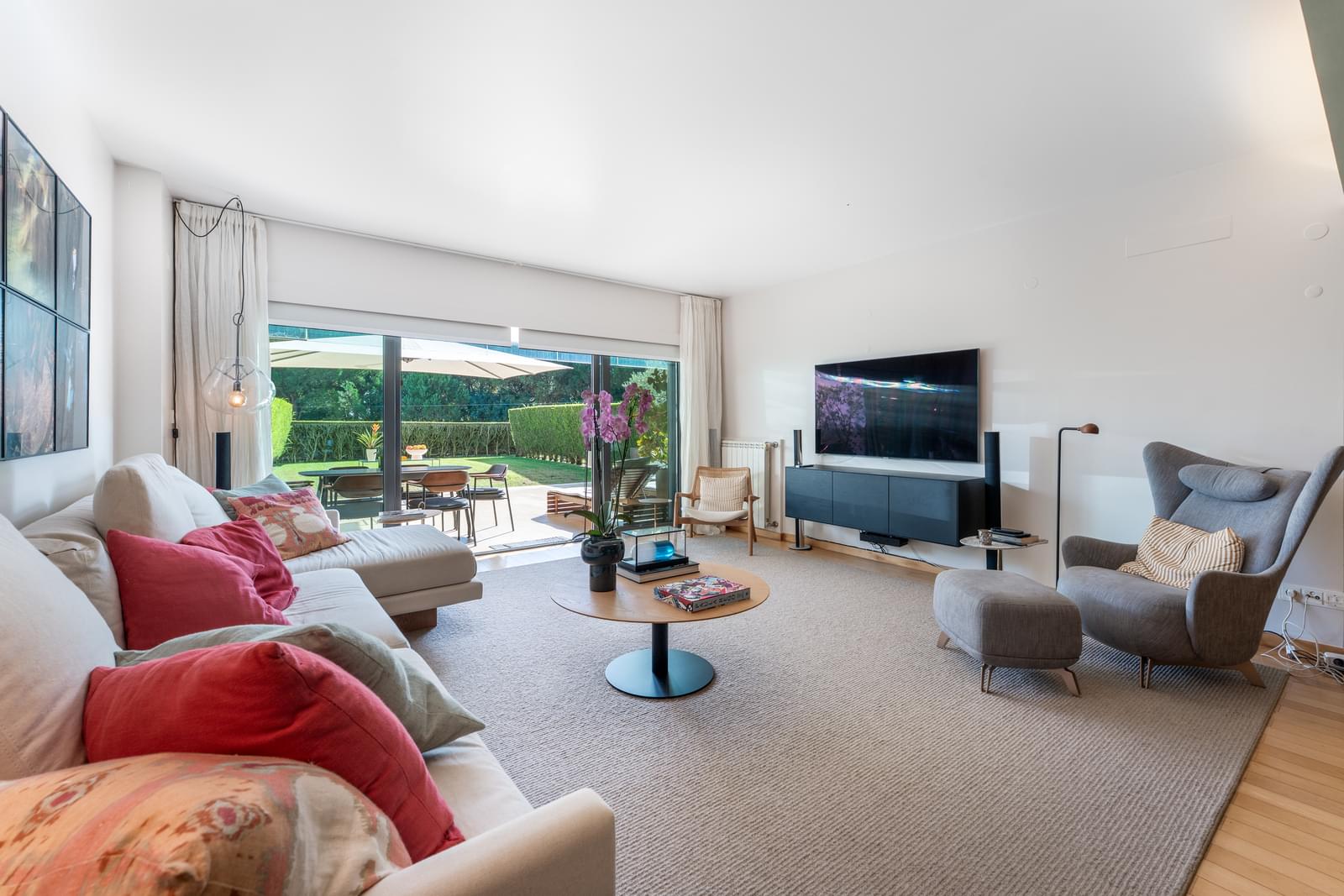 Two-bedroom Apartment with Spacious Private Garden in a High-End Condominium in Cascais.