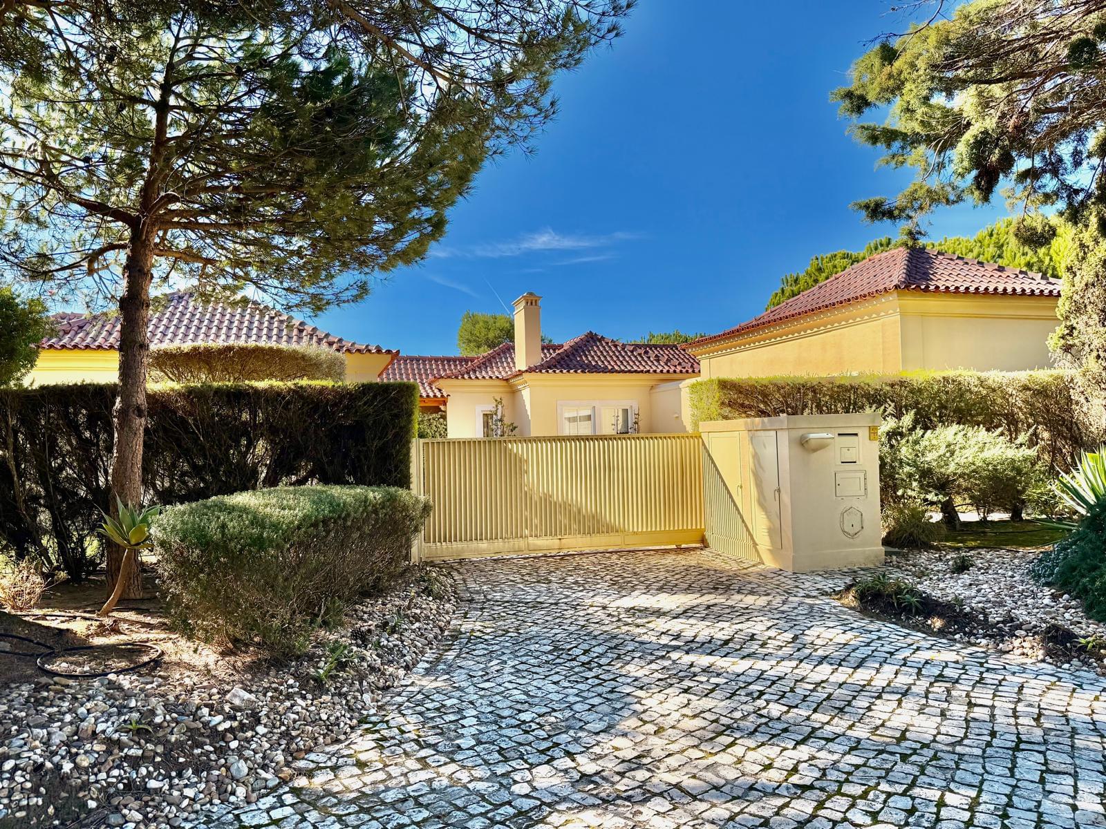 Single-Storey Villa in Quinta da Marinha — 4+1 Bedrooms