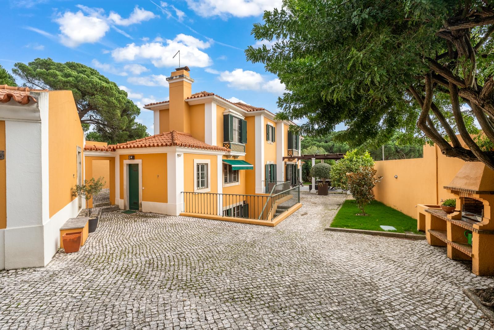 4 Bedroom House with parking, Bicesse, Cascais
